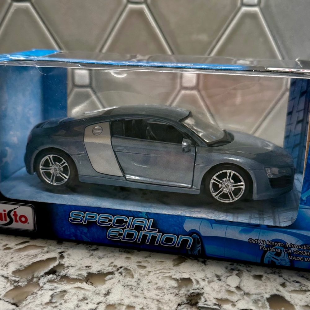 Collectible Maisto Special Edition 1:24 AUDI R8 Die Cast Car (gray)